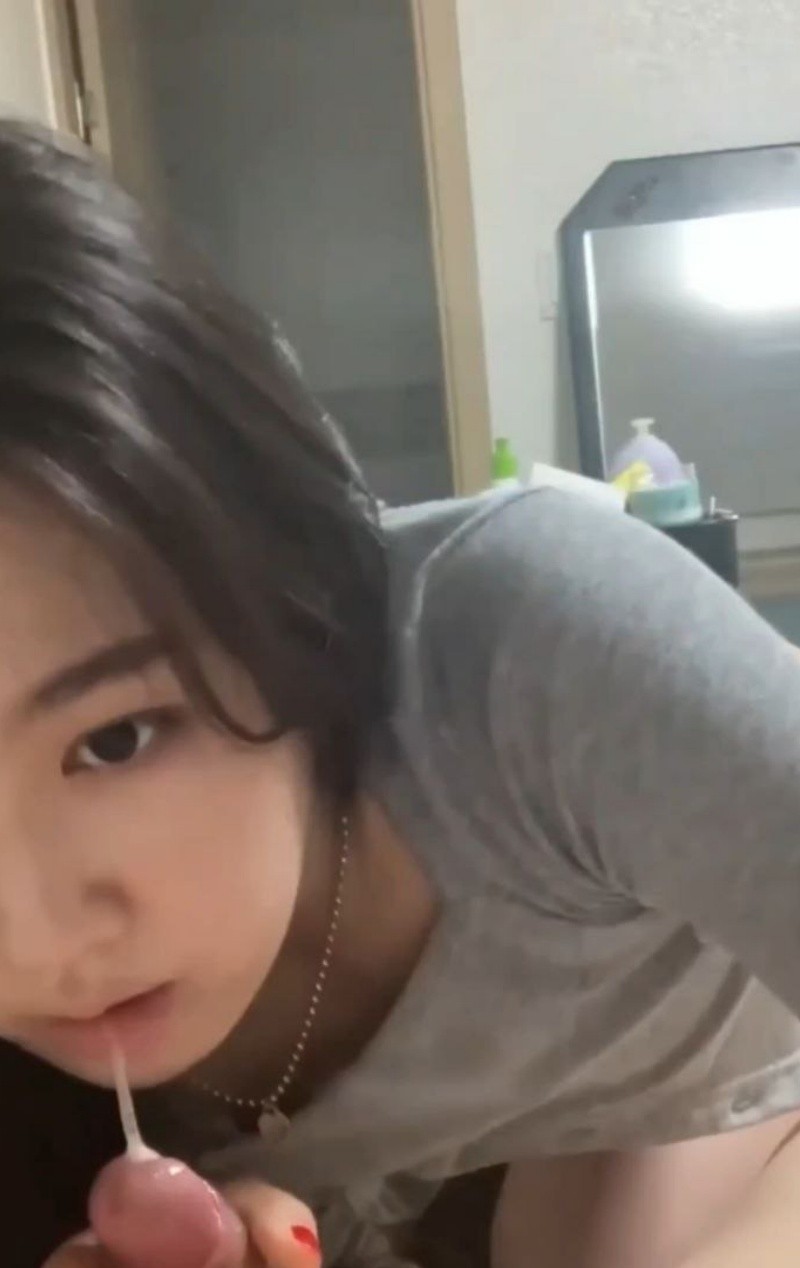 Nanjing University Pure-Looking Student Girl Liao Xinlin – Deepthroat Blowjob in Bed, Slutty Cowgirl Riding with Ass Twisting Back and Forth on Cock, Sex Video Brutally Leaked by Boyfriend - 18J.TV